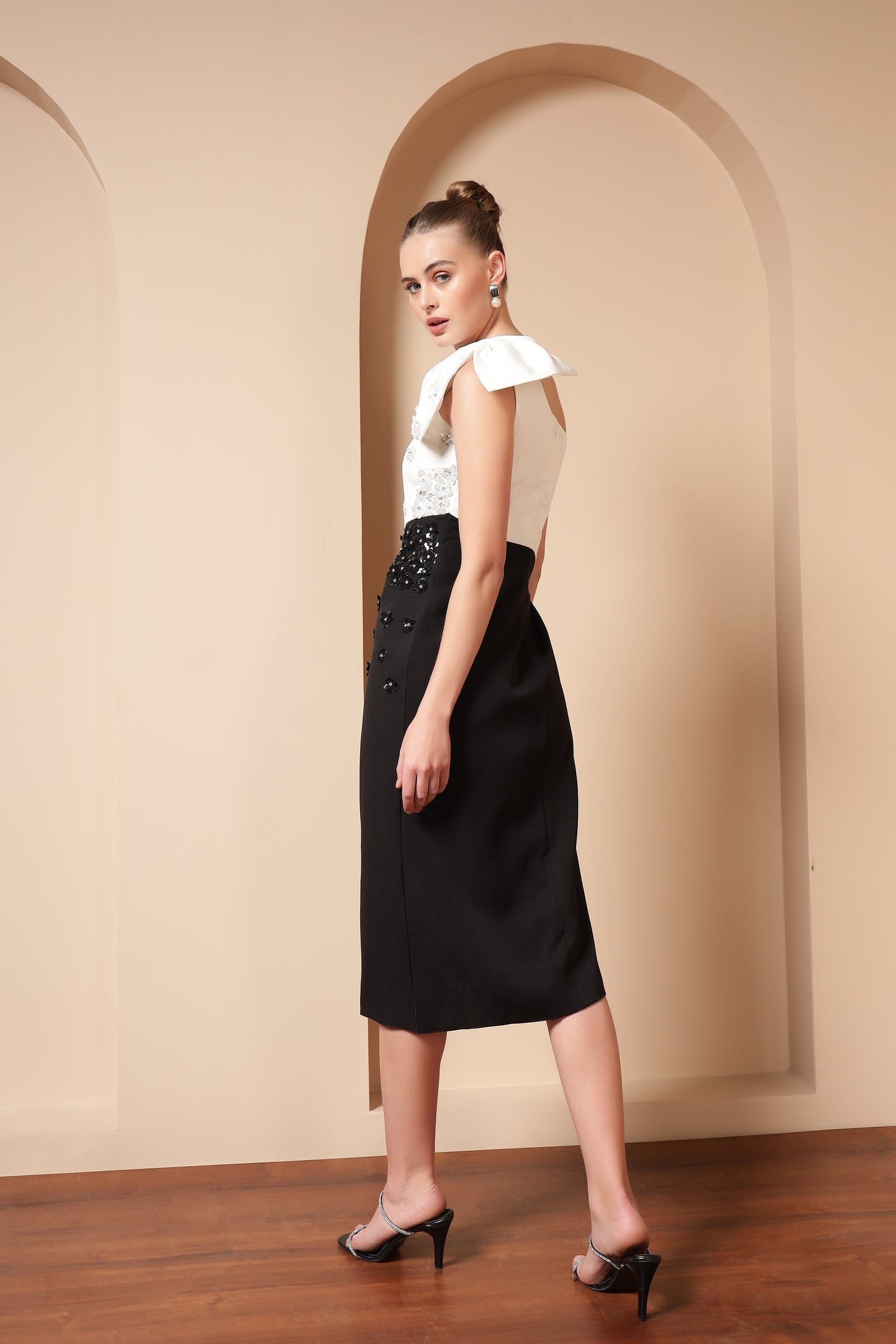 ONE SHOULDER BOW EMBELLISHED DRESS