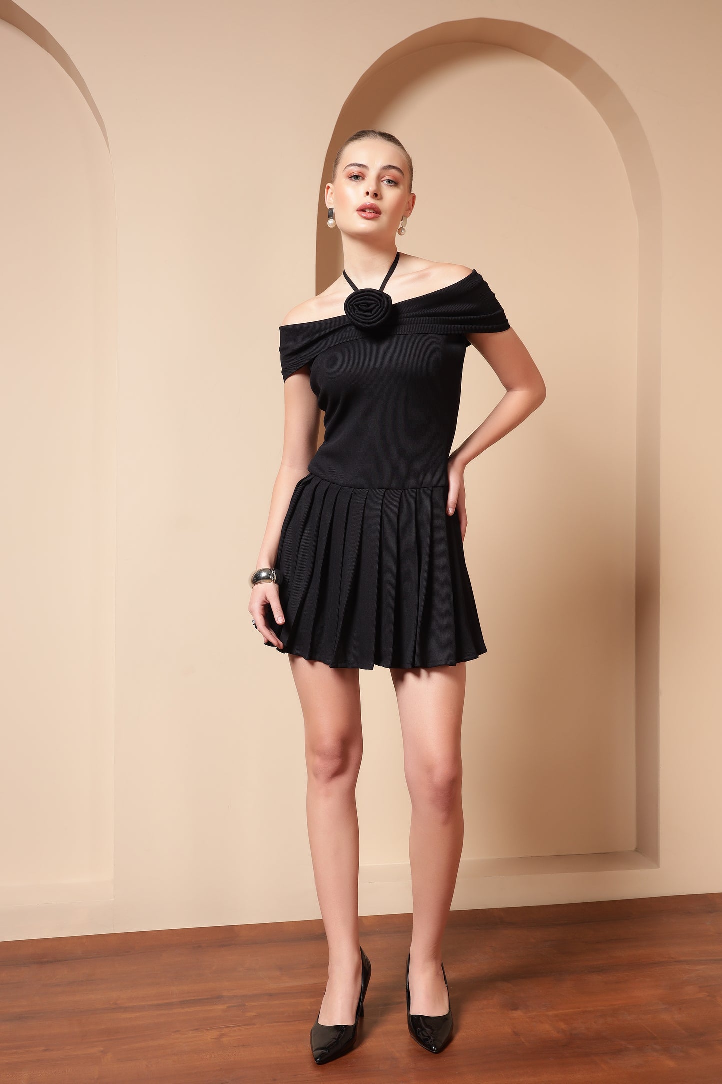 RIBBED ROSE BLACK PLEATED DRESS