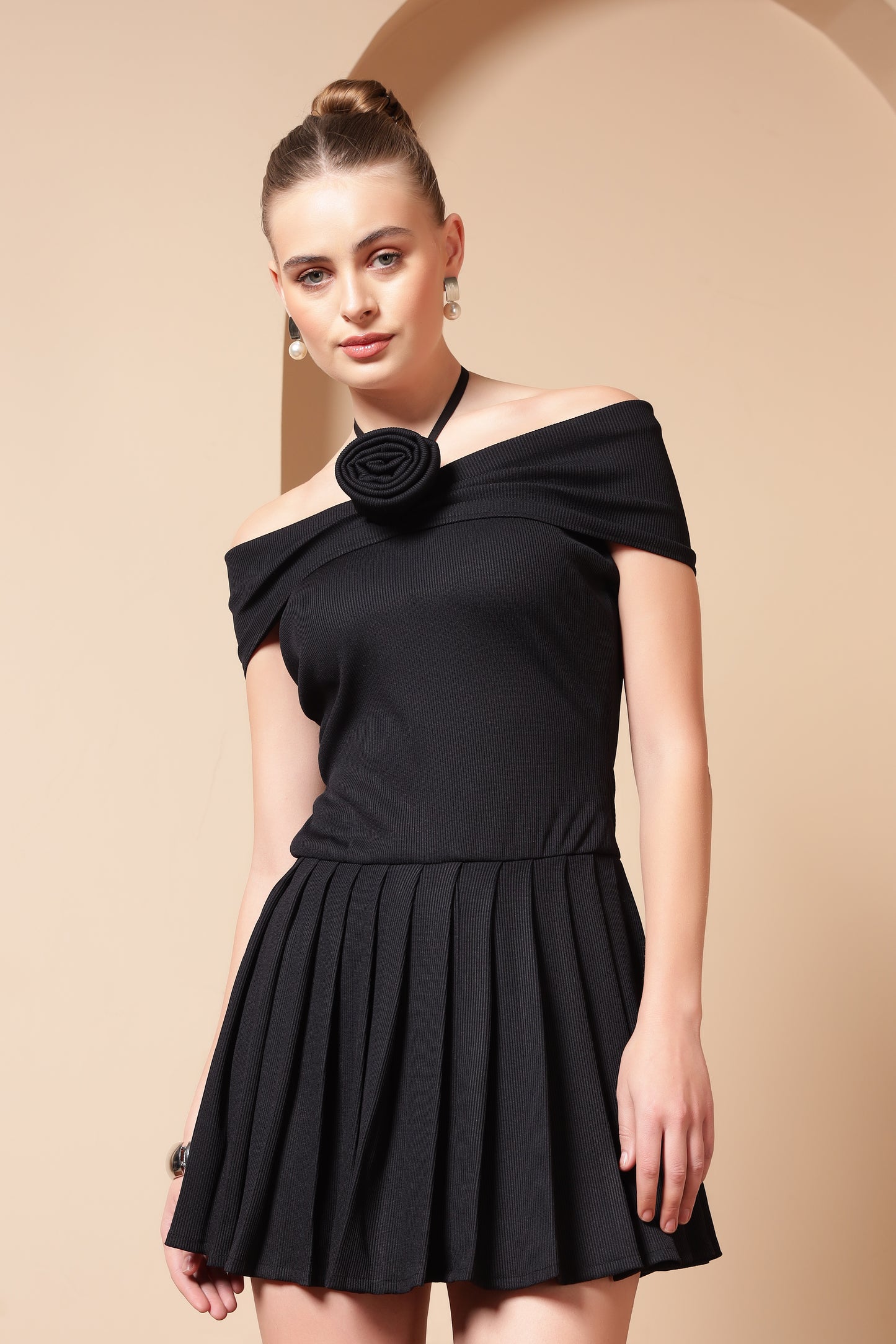 RIBBED ROSE BLACK PLEATED DRESS