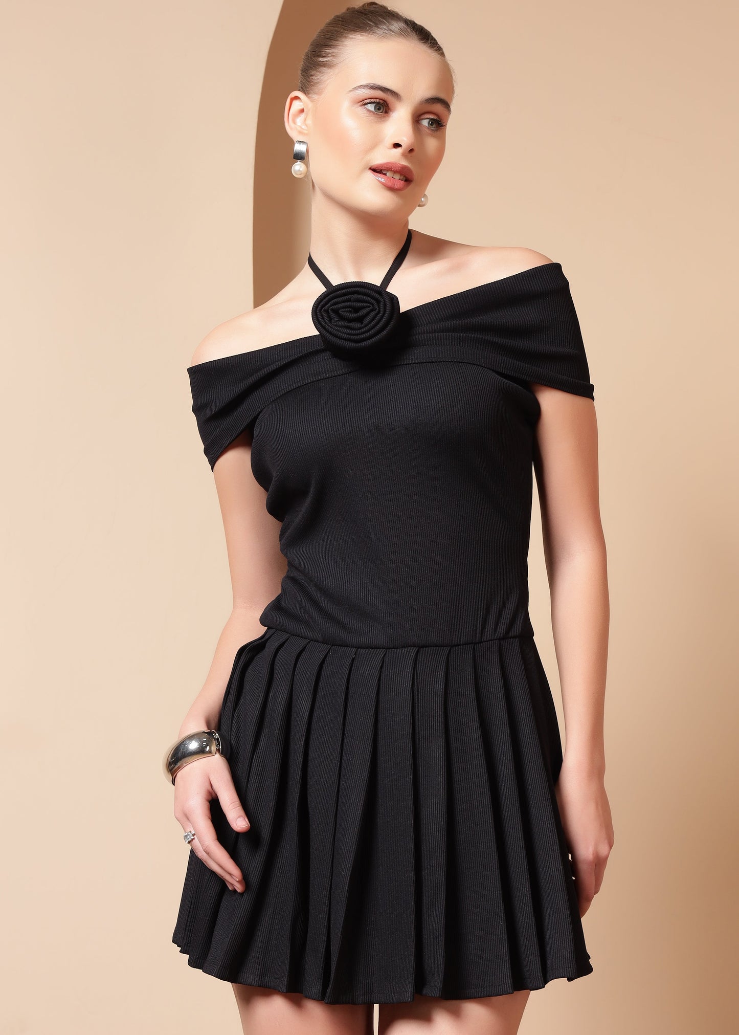 RIBBED ROSE BLACK PLEATED DRESS