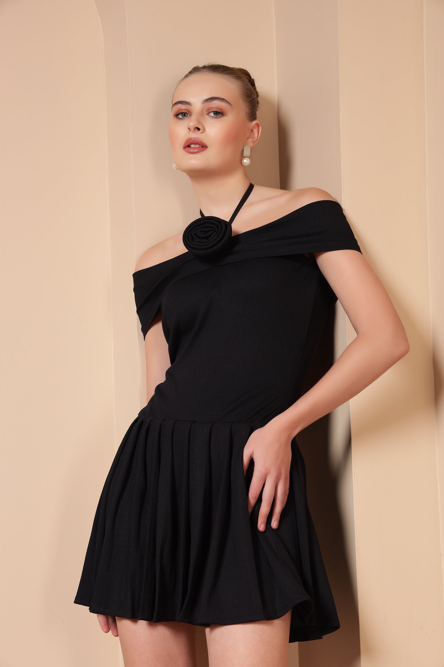 RIBBED ROSE BLACK PLEATED DRESS