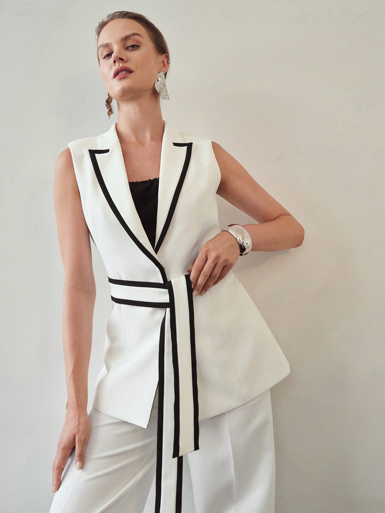 CONTRAST PIPING PEAK COLLAR SET