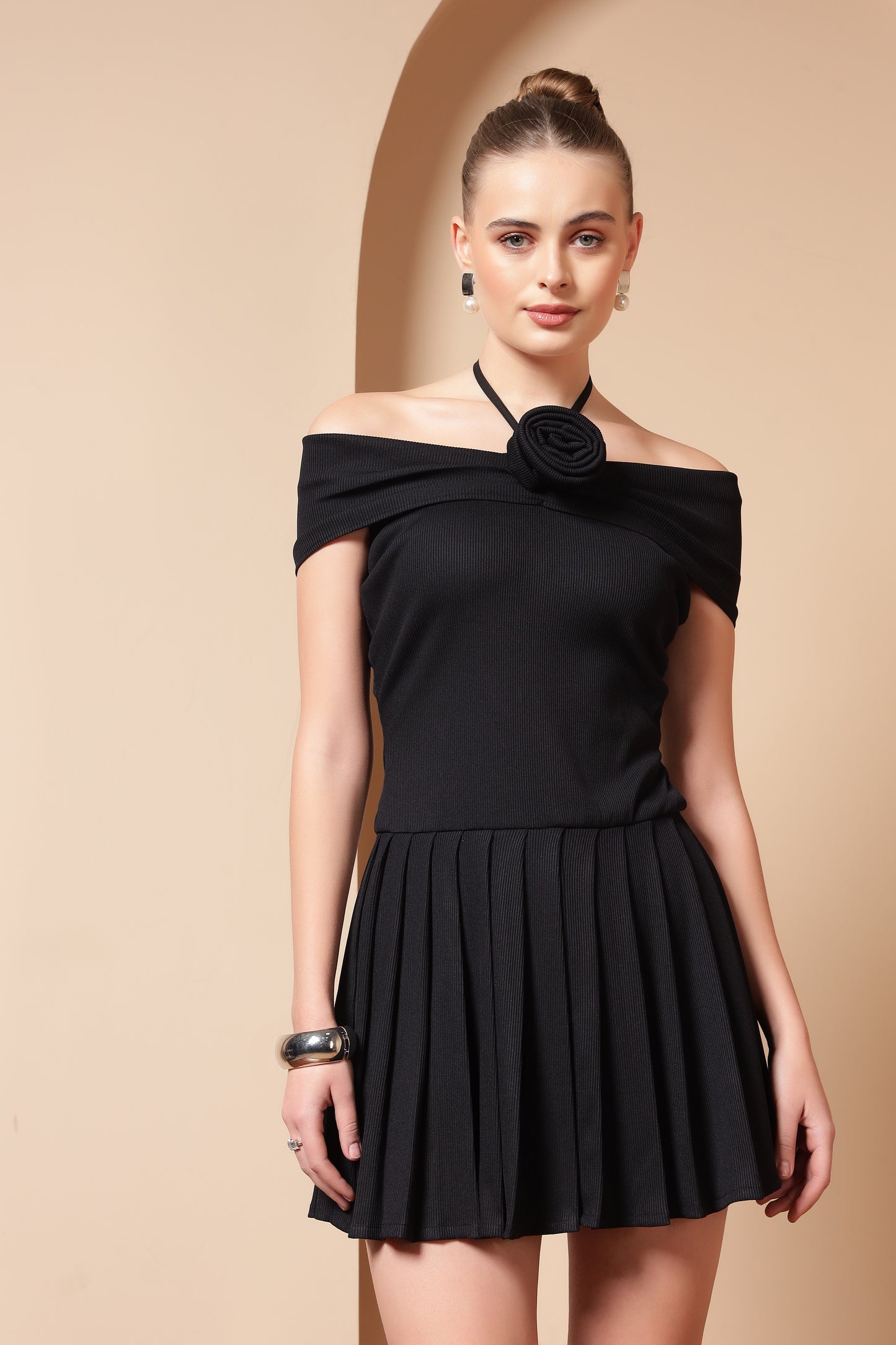 RIBBED ROSE BLACK PLEATED DRESS