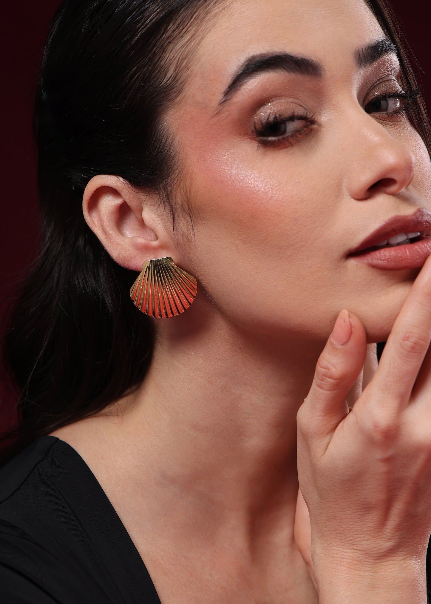 GOLDEN SEASHELL STUD EARRINGS