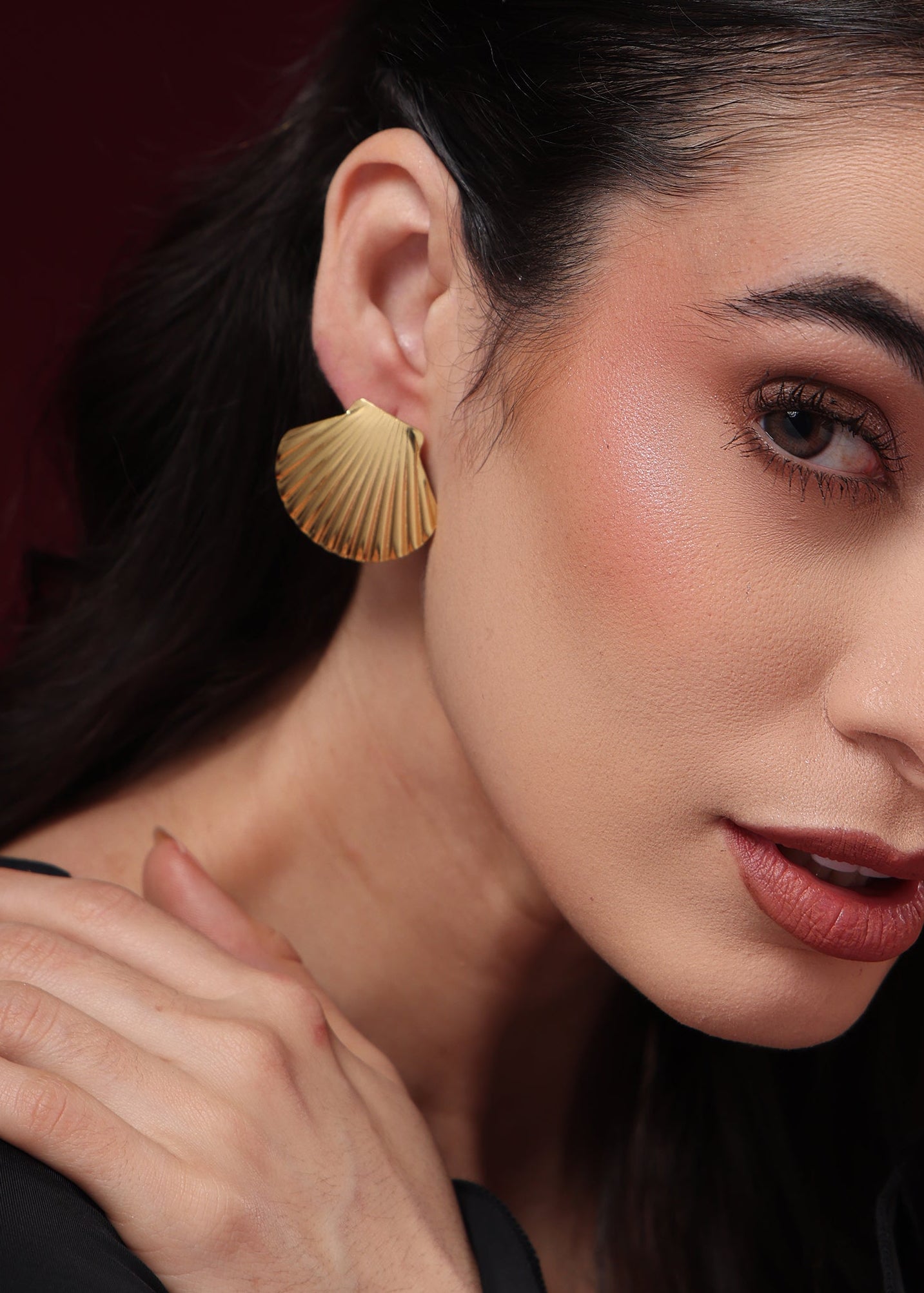 GOLDEN SEASHELL STUD EARRINGS