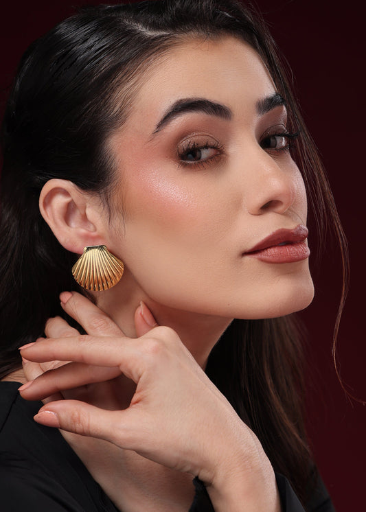 GOLDEN SEASHELL STUD EARRINGS