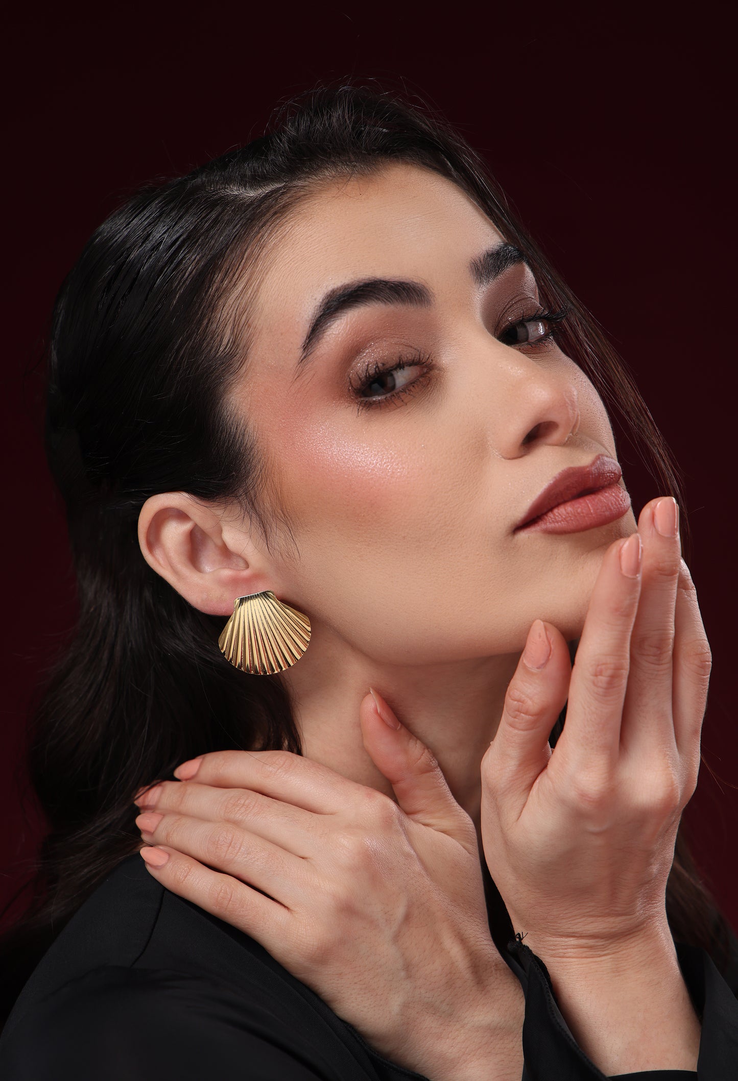 GOLDEN SEASHELL STUD EARRINGS